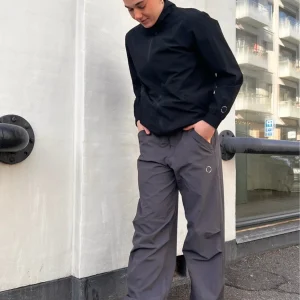 Tech Fallskjermbukse | Unisex | Mørk grå